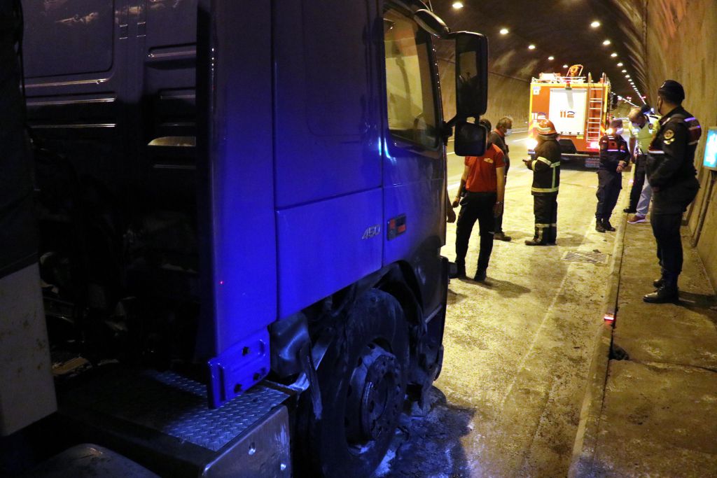 Seyir halinde alev aldı