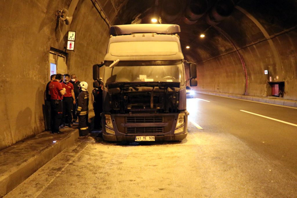 Seyir halinde alev aldı