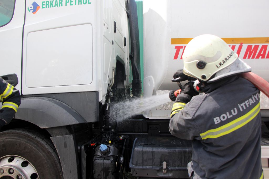 Tanker yanmaktan son anda kurtarıldı