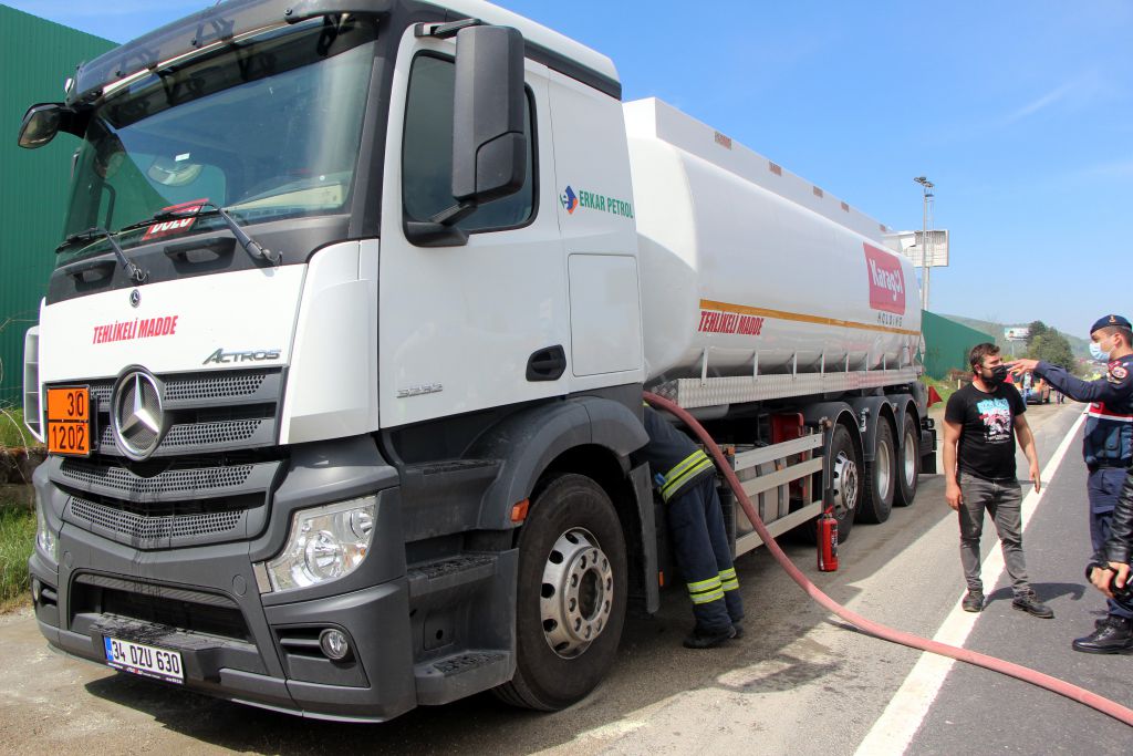 Tanker yanmaktan son anda kurtarıldı