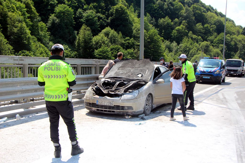 Yanan araçtan ailesini zor kurtardı