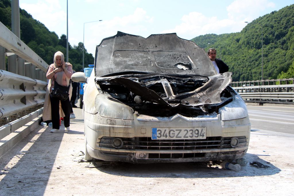 Yanan araçtan ailesini zor kurtardı