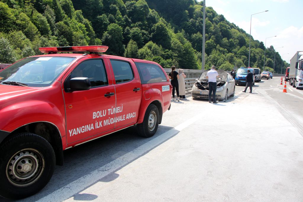 Yanan araçtan ailesini zor kurtardı