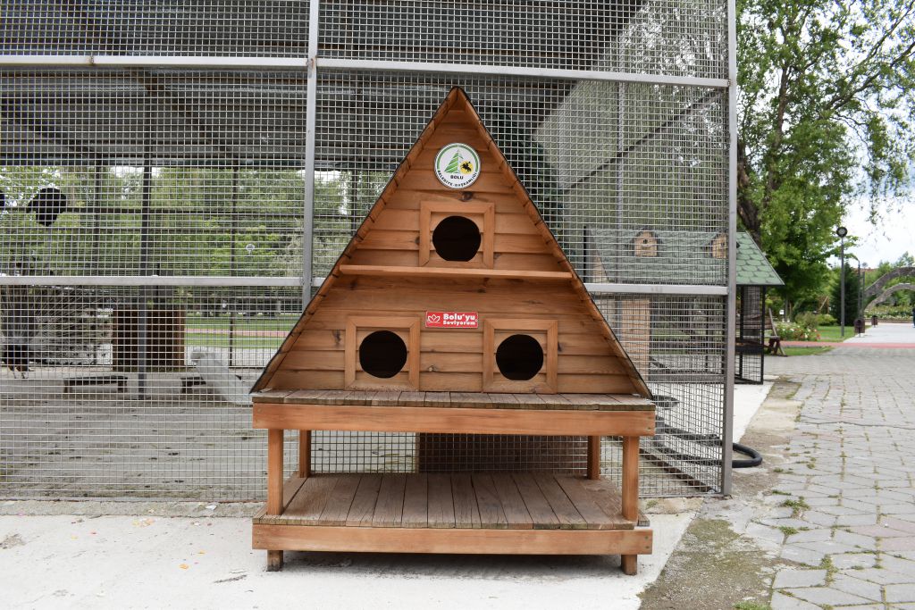 Kedi evleri çöplüğe döndü