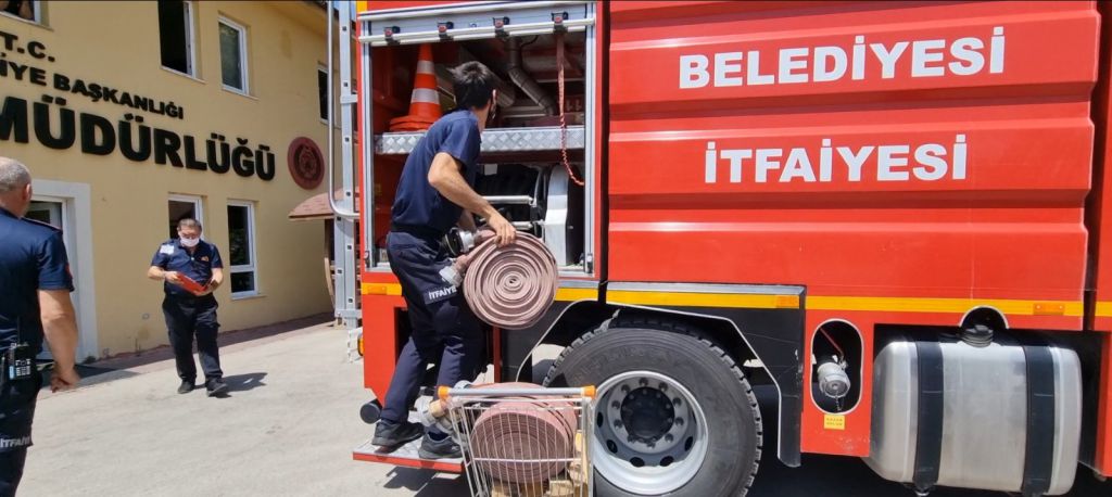 Bolu Belediyesi itfaiye ekipleri yangın bölgesinde