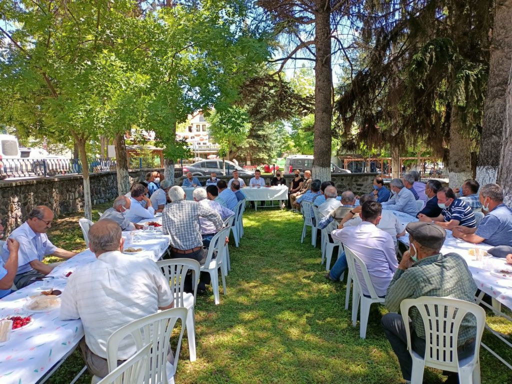 Vatandaşın ayağına gidip derdini dinliyor
