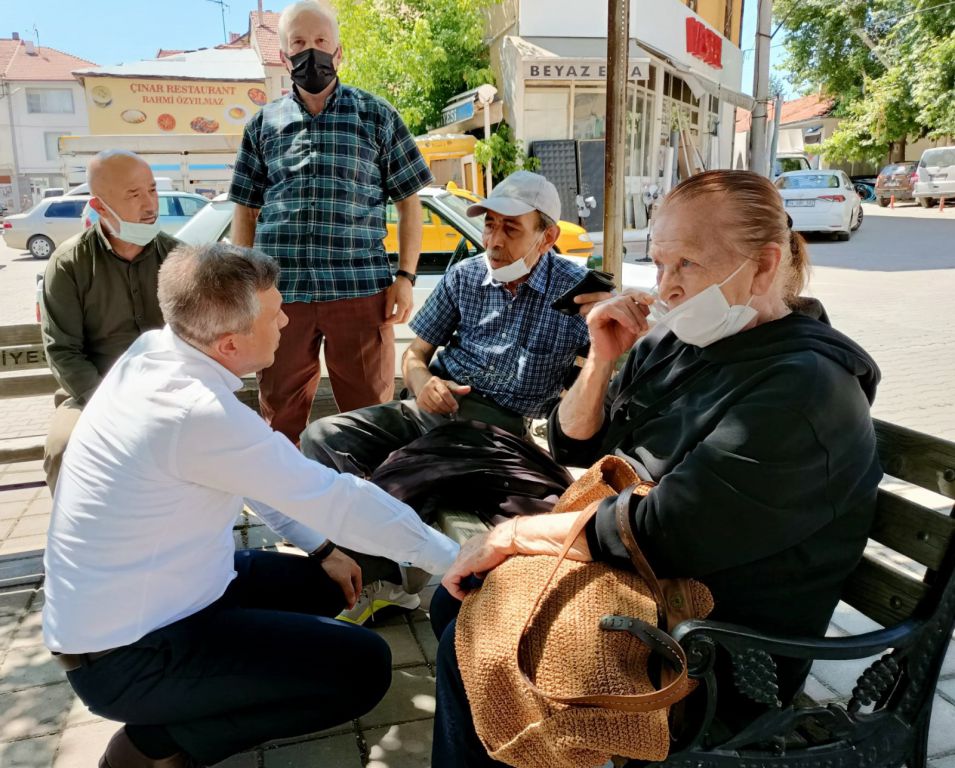 Vatandaşın ayağına gidip derdini dinliyor