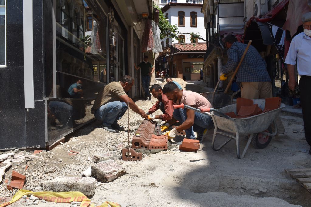 Yukarı Çarşı'da bir arpa boyu yol alınabildi