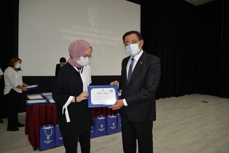 49 Lise Birincisi Ödüllendirildi