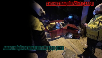 KAZA YAPAN ARACIN İÇİNDEN KALDIRIM TAŞI ÇIKTI