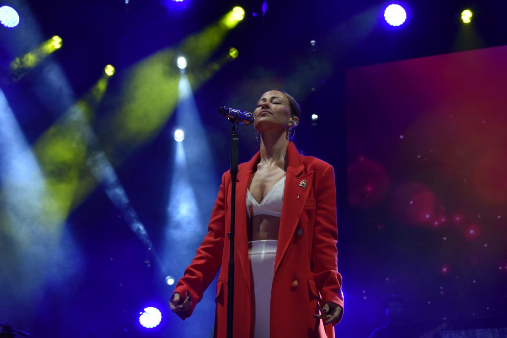 Derya Uluğ şarkılarıyla Bolu'yu coşturdu