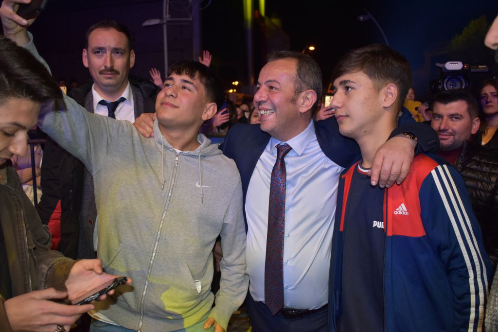 Derya Uluğ şarkılarıyla Bolu'yu coşturdu