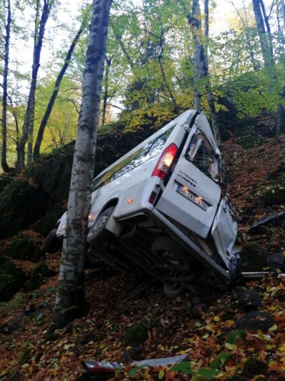 Uçuruma yuvarlanan karavanda 1 yaralı!