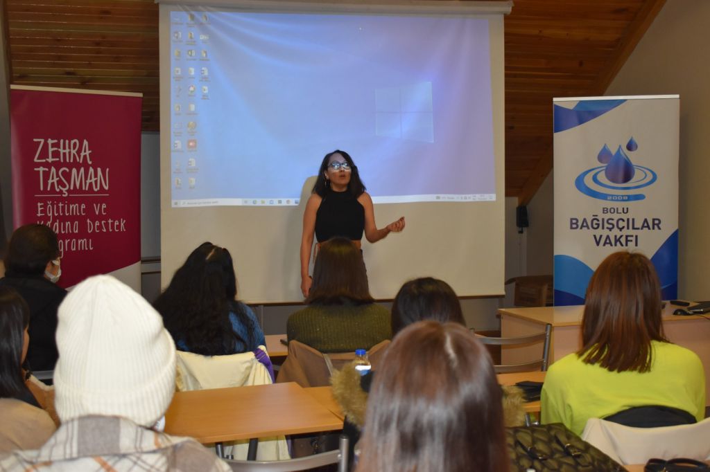 İLETİŞİMCİ KIZLAR SAHAYA İNİYOR