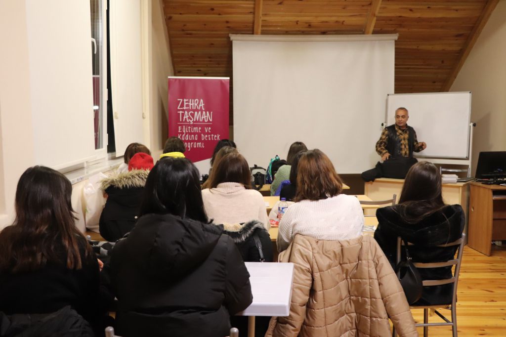 İLETİŞİMCİ KIZLAR SAHAYA İNİYOR