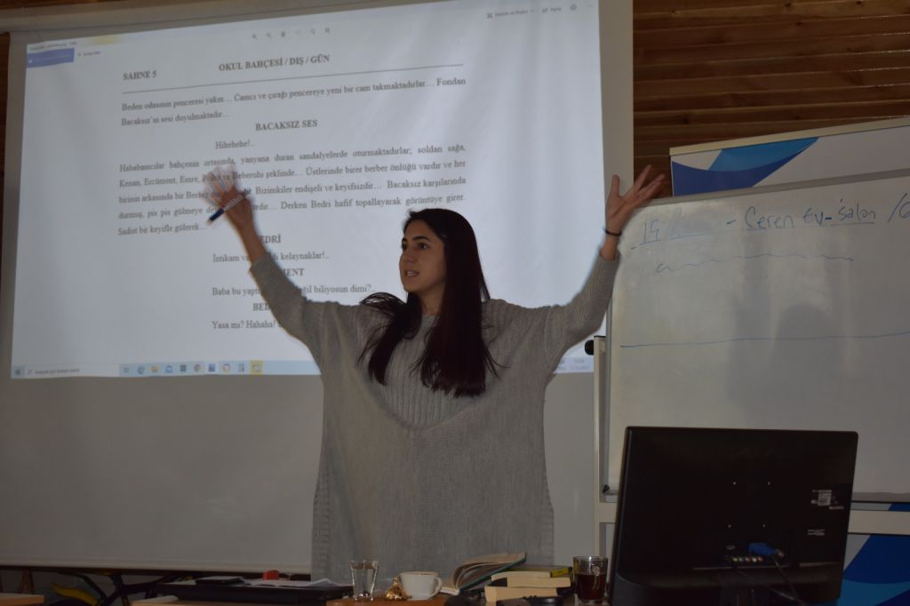 İLETİŞİMCİ KIZLAR SAHAYA İNİYOR