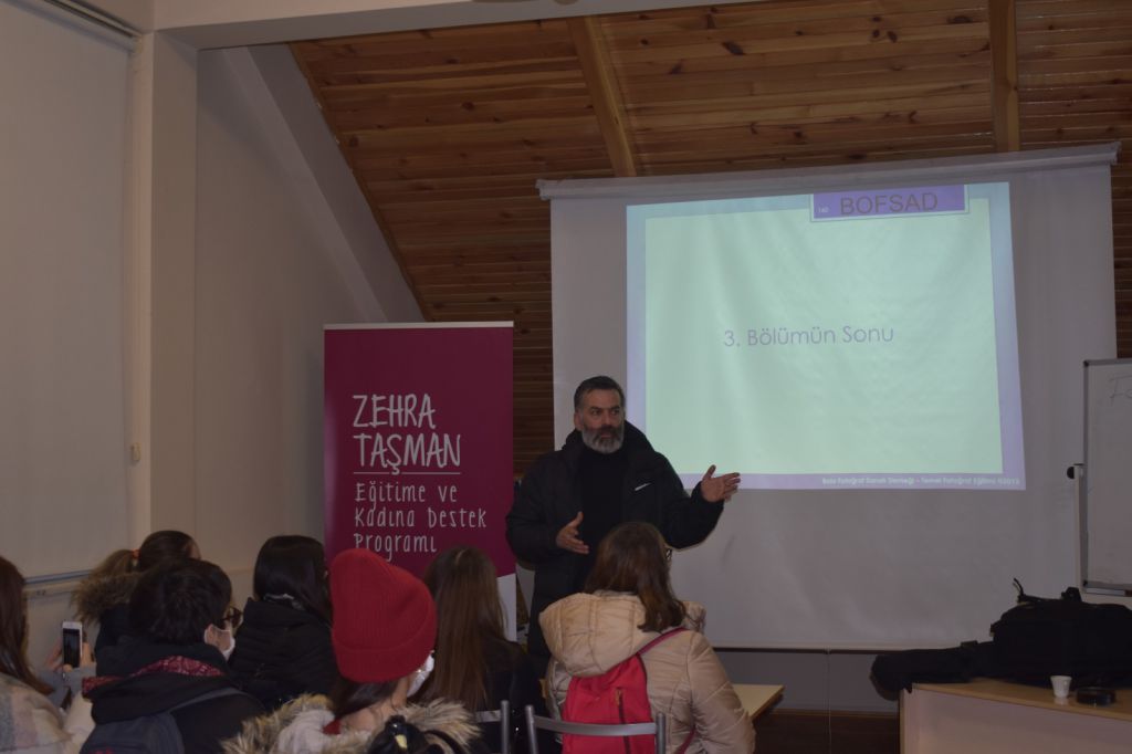 İLETİŞİMCİ KIZLAR SAHAYA İNİYOR