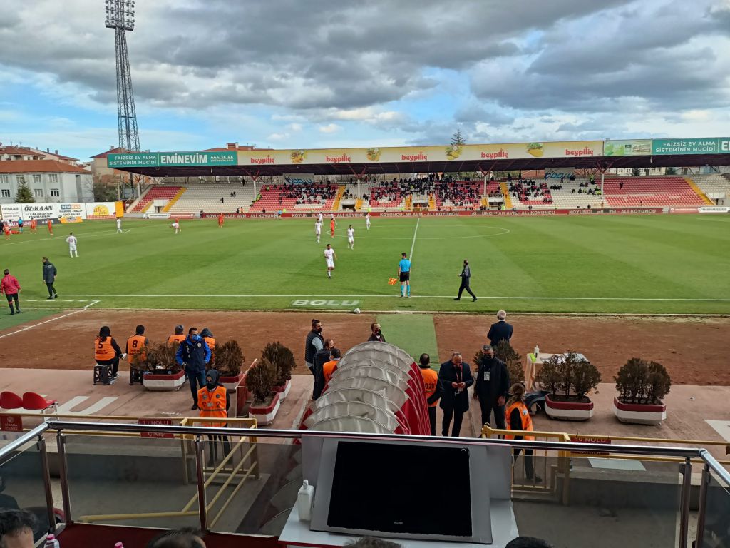 Tanju Özcan kedi gibi oturdu