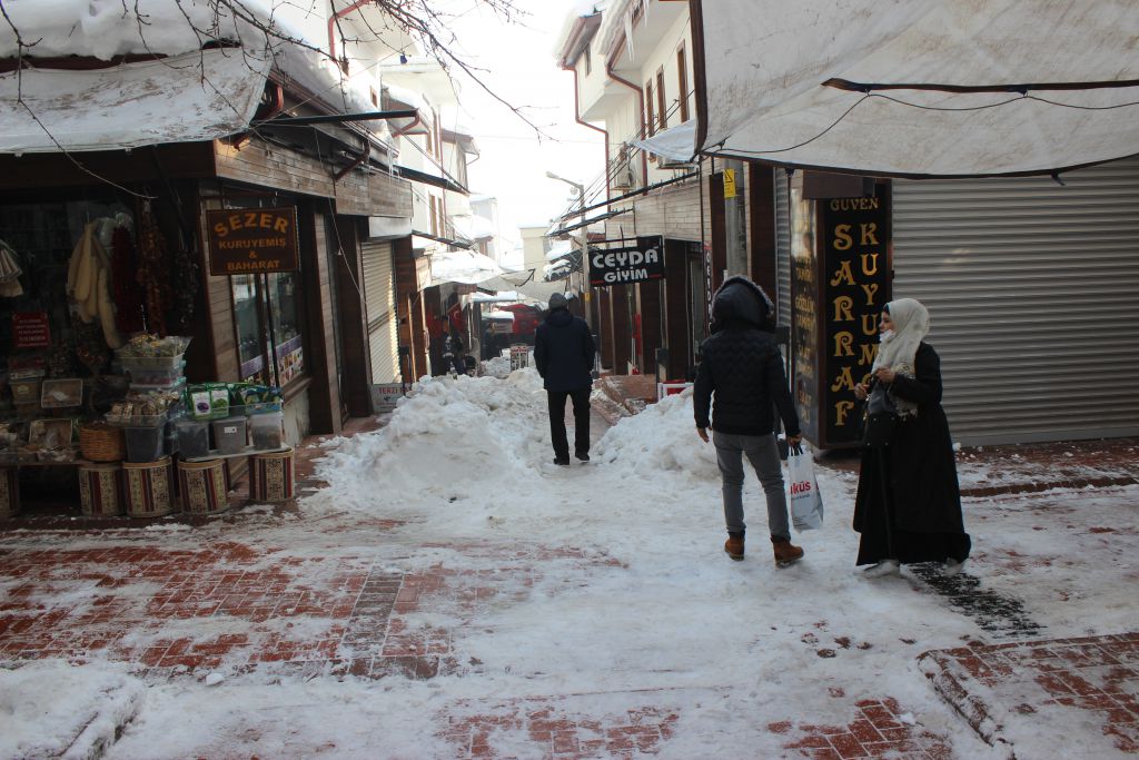Bolu'nun tarihi çarşısına yakışmayan manzara