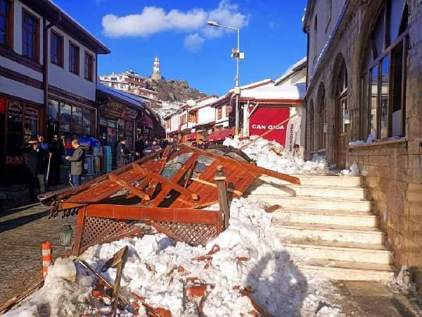 Cami sundurması çöktü