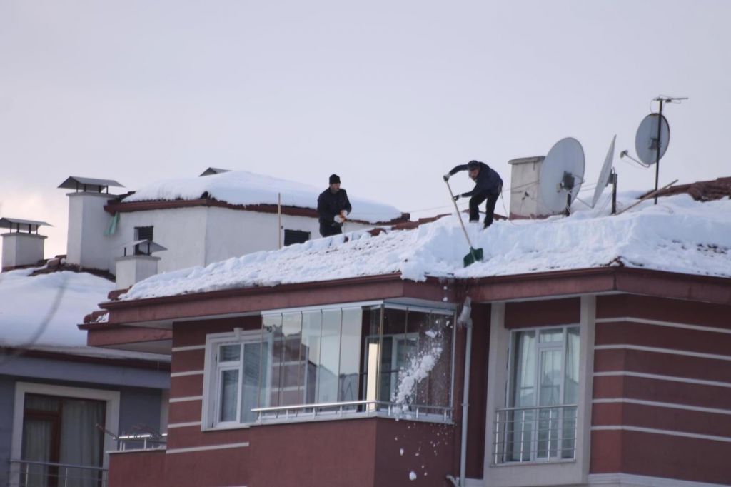 Kendilerini iple bacaya bağlayıp çatıdan kar kürüdüler
