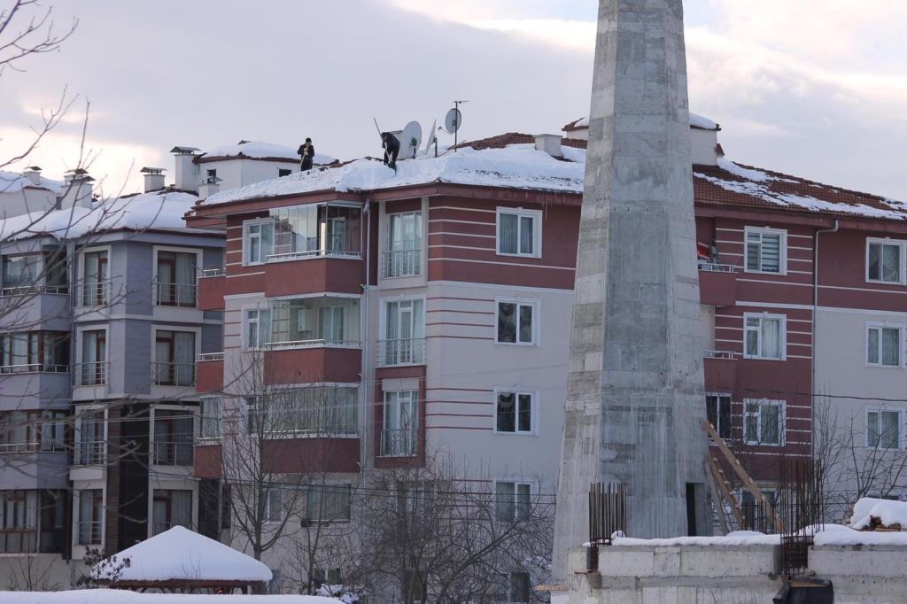 Kendilerini iple bacaya bağlayıp çatıdan kar kürüdüler