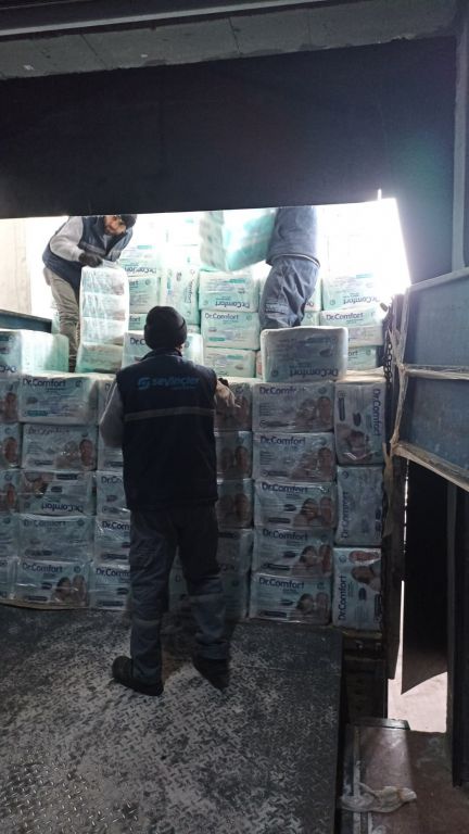 Bir kamyon yardım götürdü