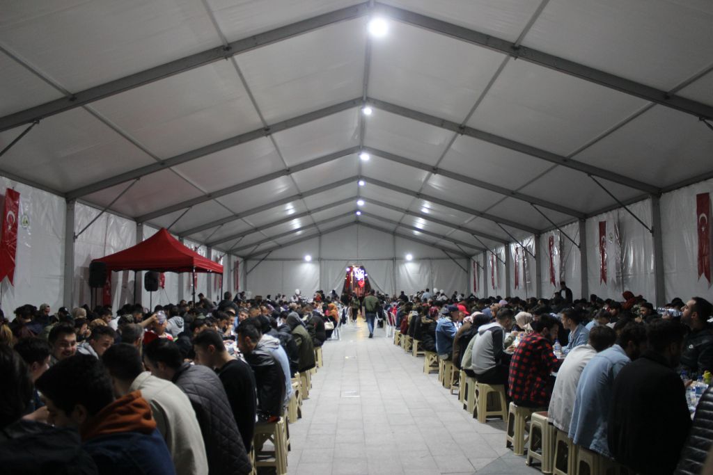Başkan Özcan İftar Çadırında Oruç Açtı