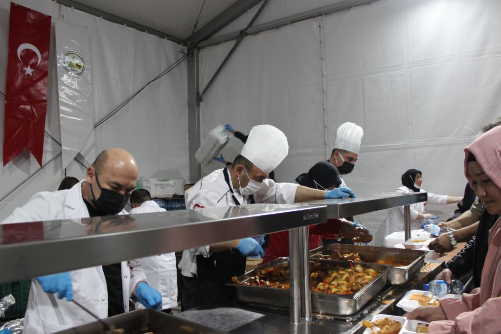 Başkan Özcan İftar Çadırında Oruç Açtı