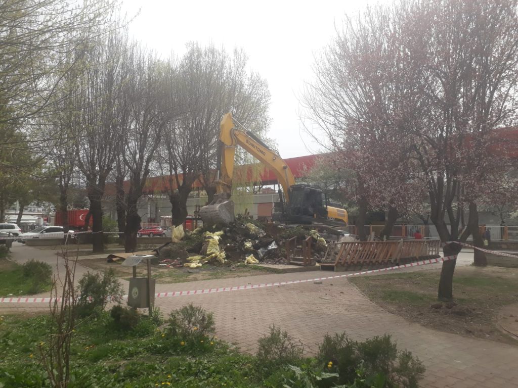 Belediye pazar esnafının tuvaletini yıktı