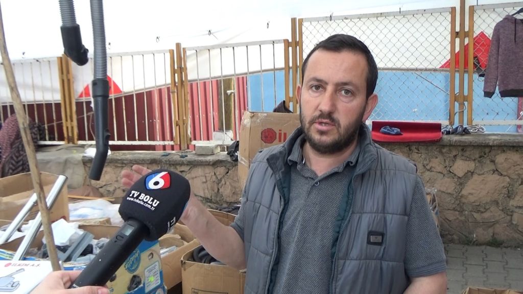 Belediye pazar esnafının tuvaletini yıktı