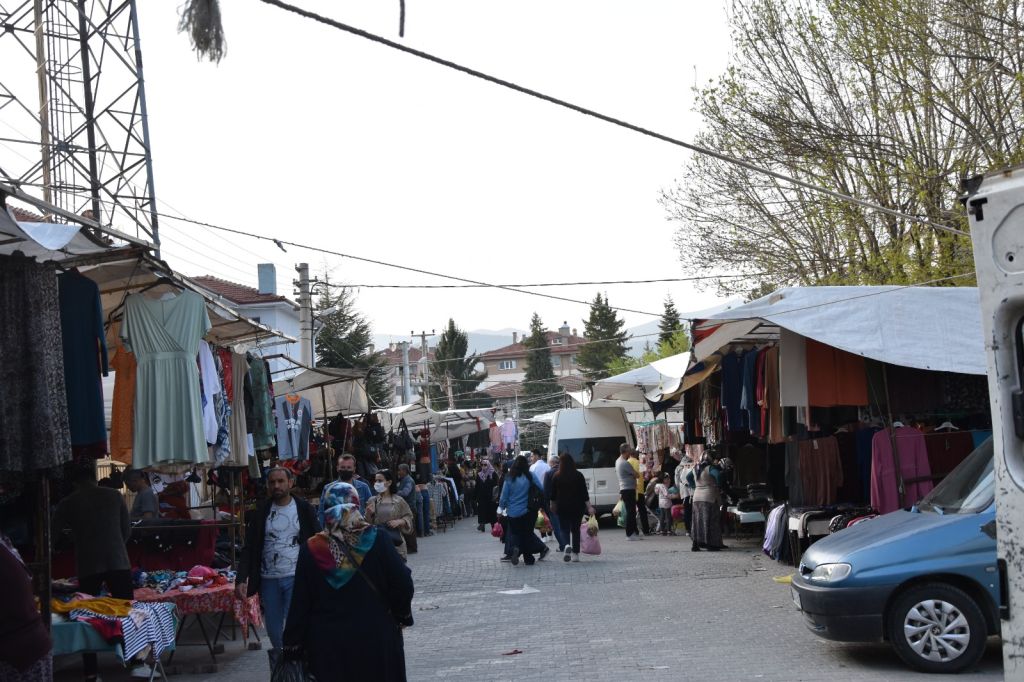 Belediye pazar esnafının tuvaletini yıktı