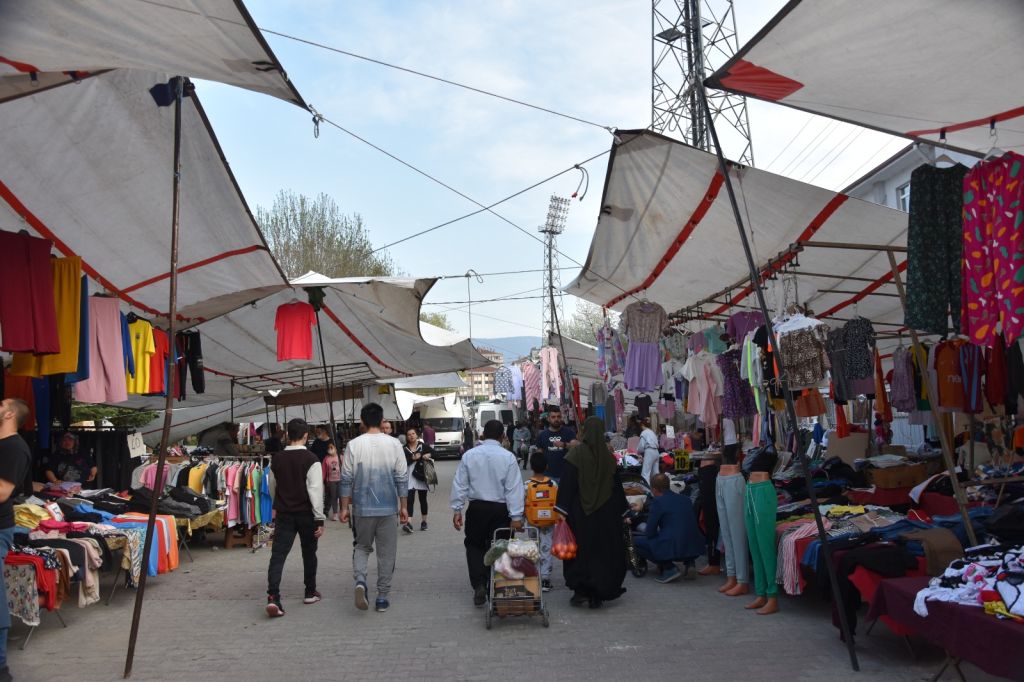 Belediye pazar esnafının tuvaletini yıktı
