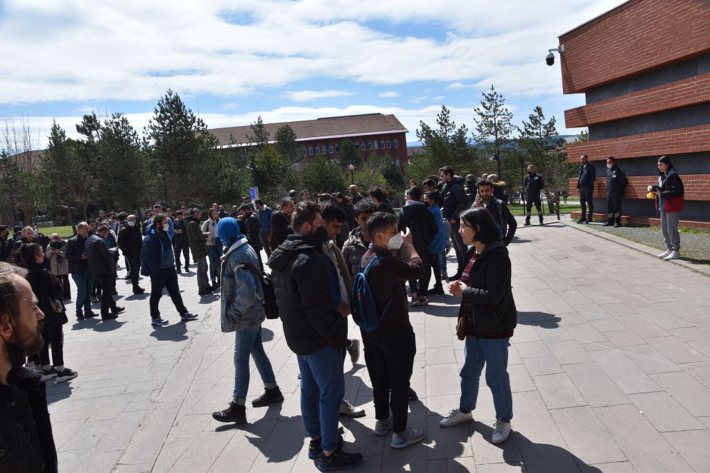 BAİBÜ öğrencileri ulaşım zammını reddetti