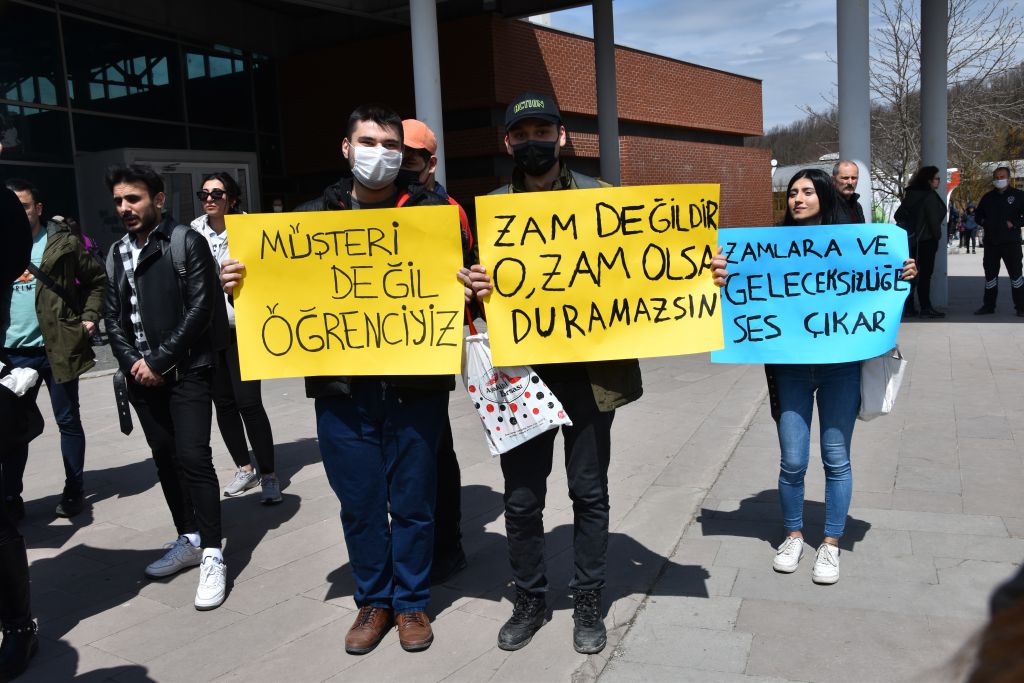 BAİBÜ öğrencileri ulaşım zammını reddetti