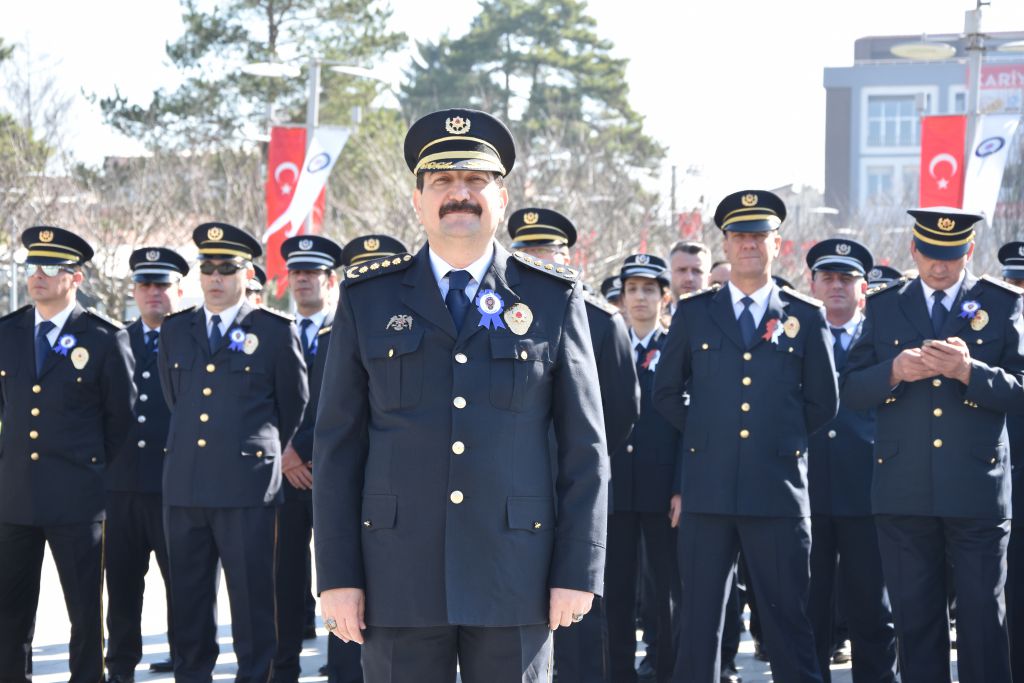 Polis haftası nedeniyle Atatürk Anıtına çelenk bırakıldı