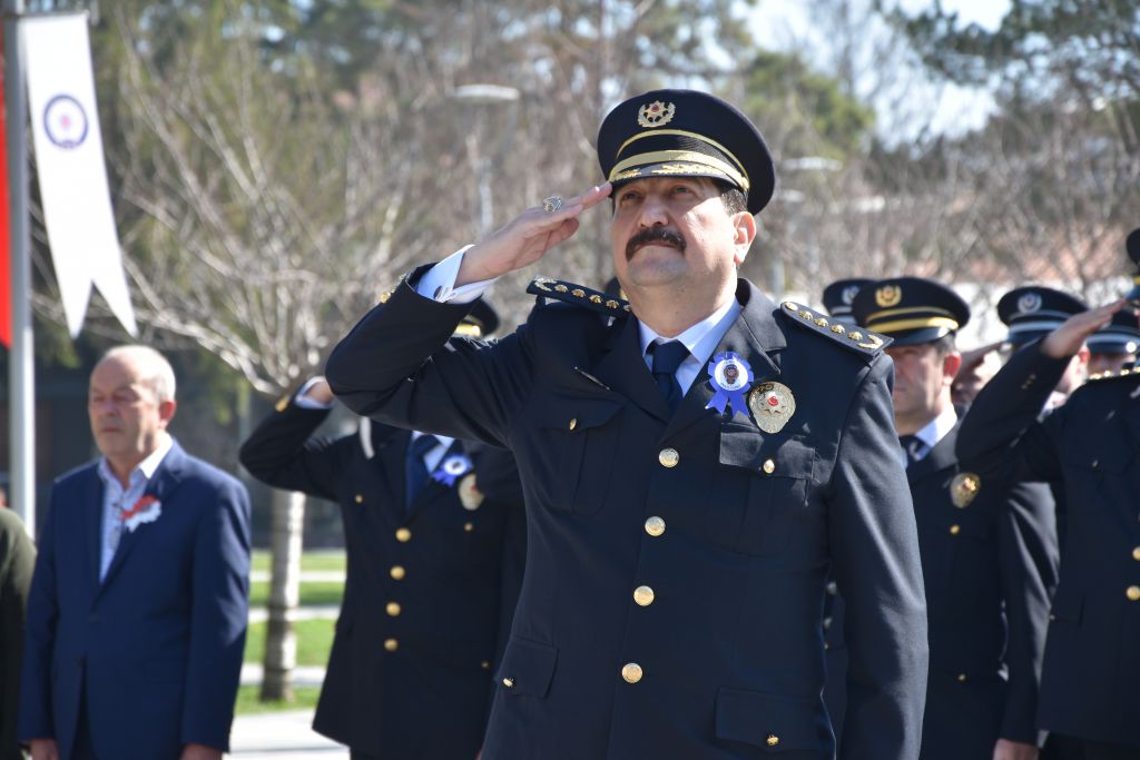 Polis haftası nedeniyle Atatürk Anıtına çelenk bırakıldı