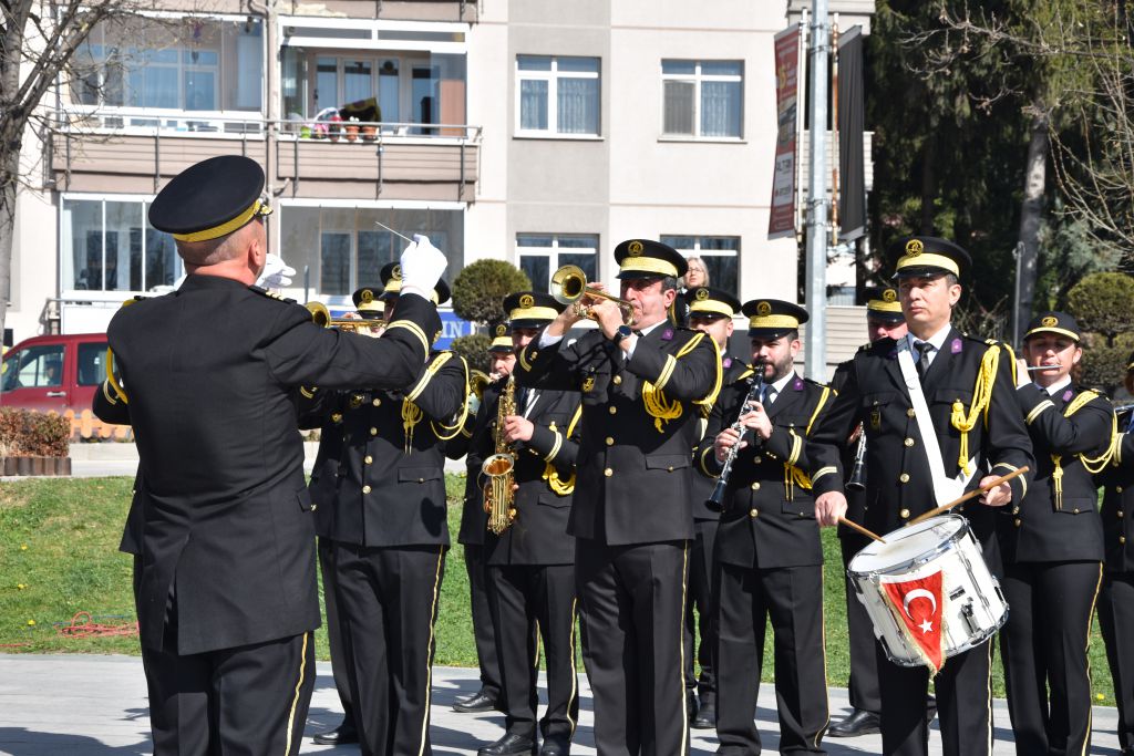 Polis haftası nedeniyle Atatürk Anıtına çelenk bırakıldı