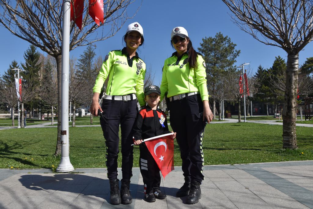 Polis haftası nedeniyle Atatürk Anıtına çelenk bırakıldı