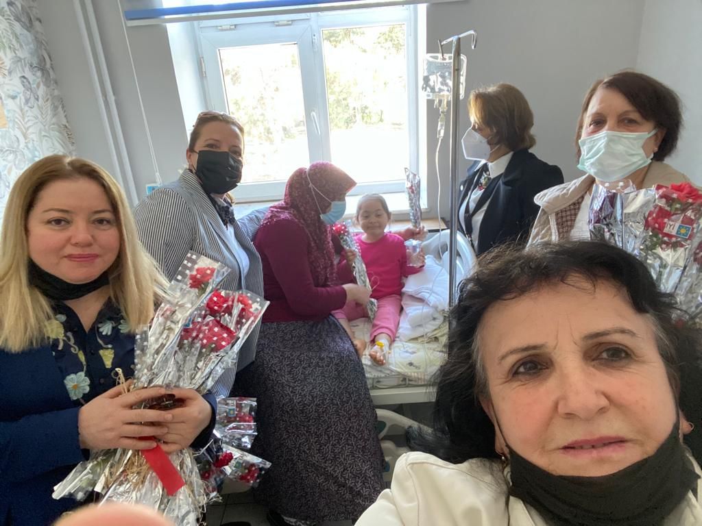 İYİ Parti kadınları anneleri unutmadı