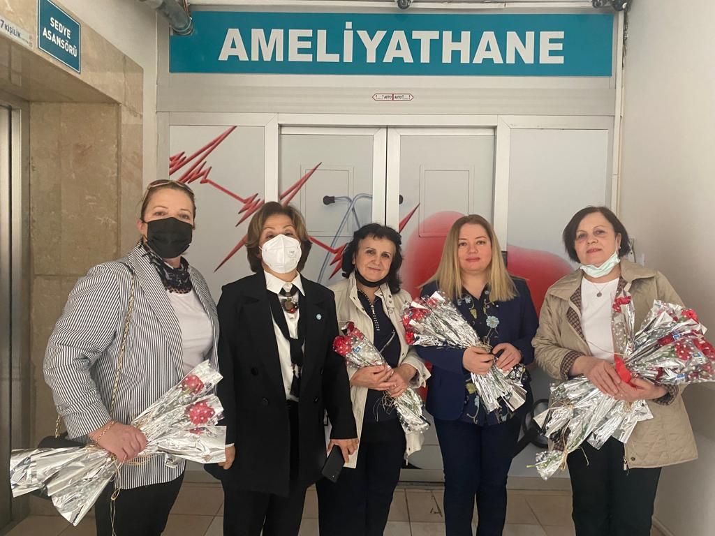 İYİ Parti kadınları anneleri unutmadı