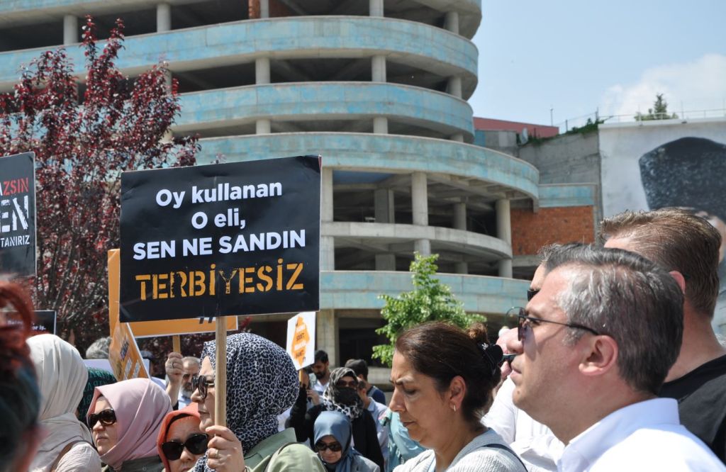 AK Parti Kadın Kollarından Başkan Özcan'a sert tepki