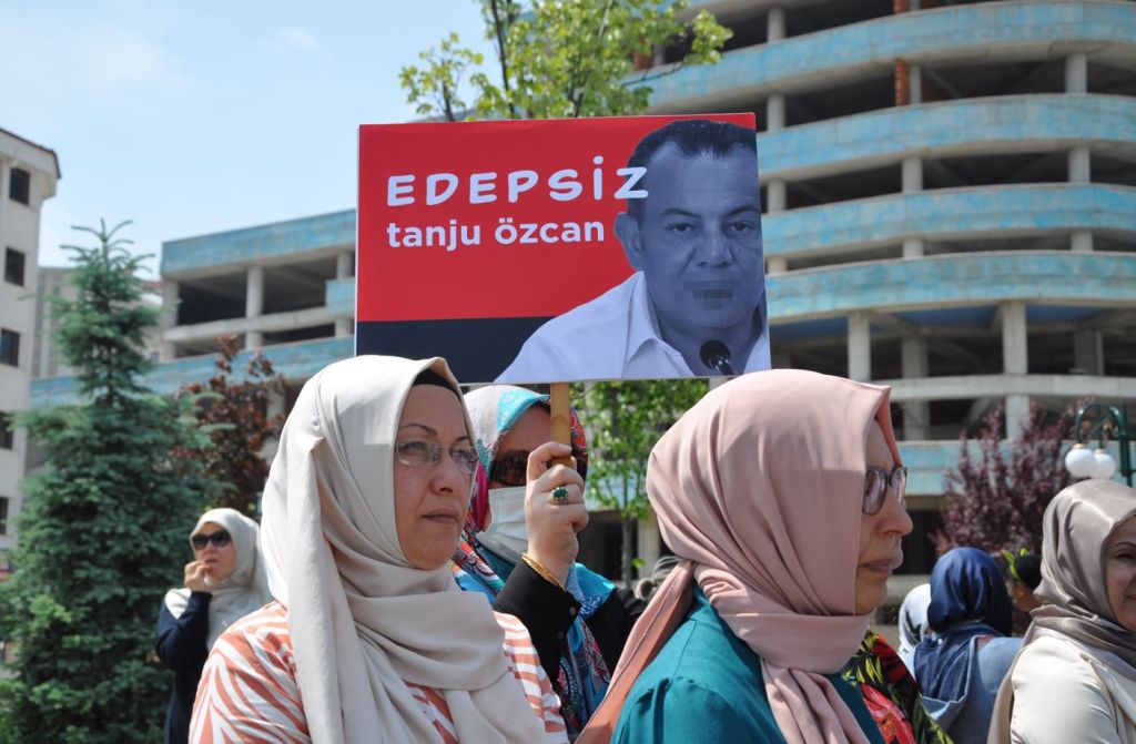 AK Parti Kadın Kollarından Başkan Özcan'a sert tepki