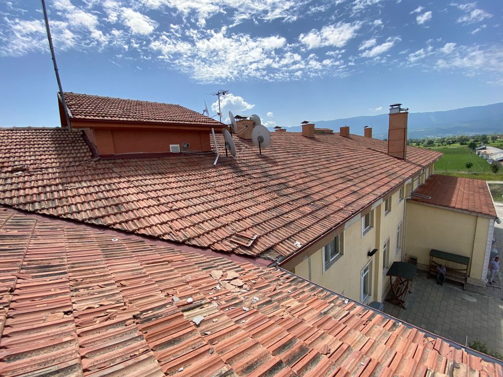 Aslan yattığı yerden belli olur