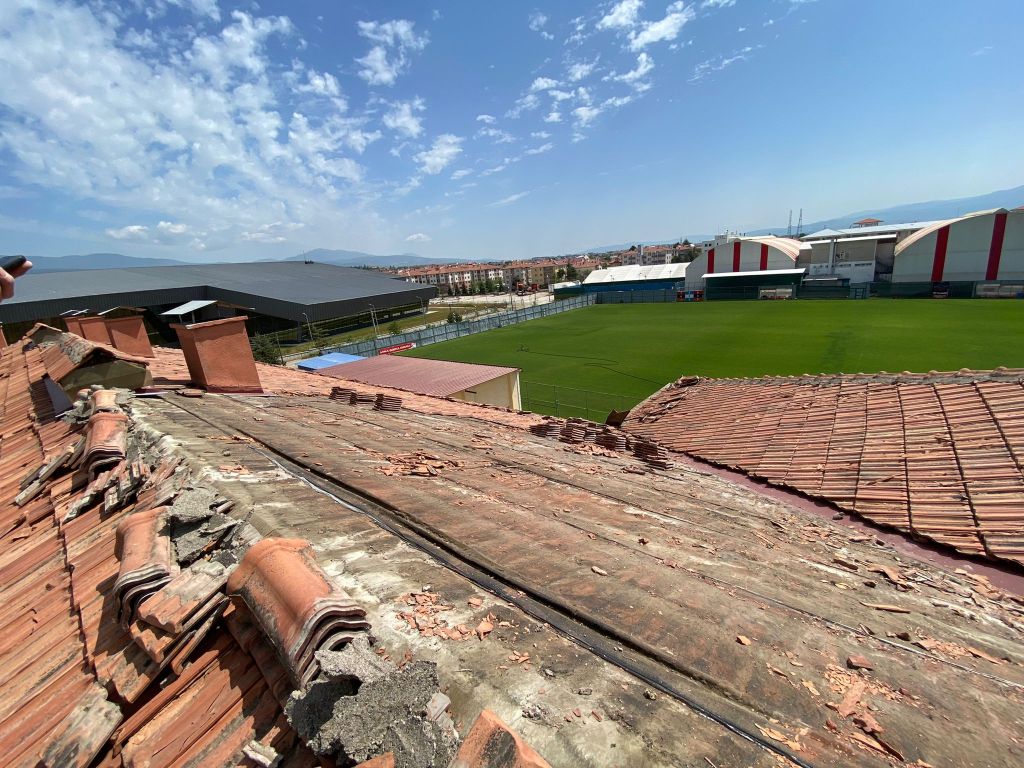 Aslan yattığı yerden belli olur