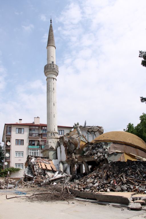 Minareyi işte böyle yıktılar