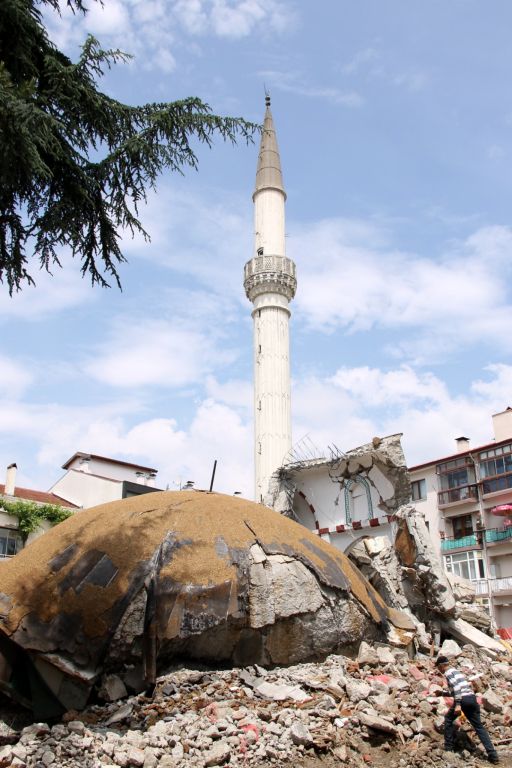 Minareyi işte böyle yıktılar