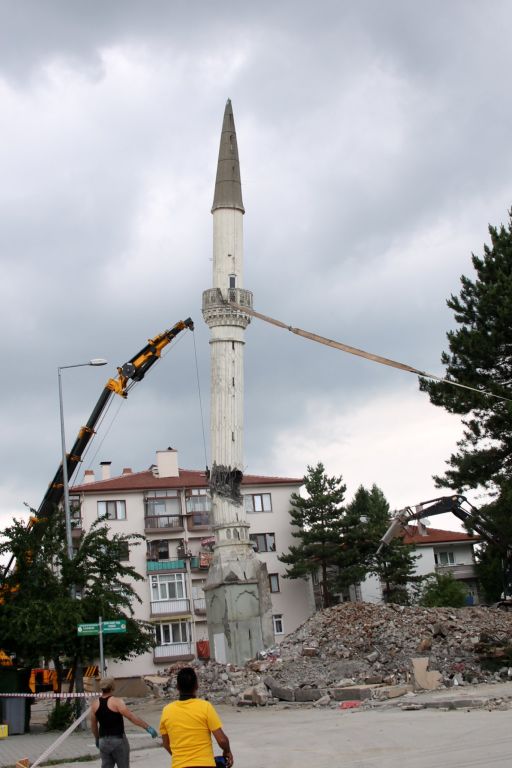 Minareyi işte böyle yıktılar