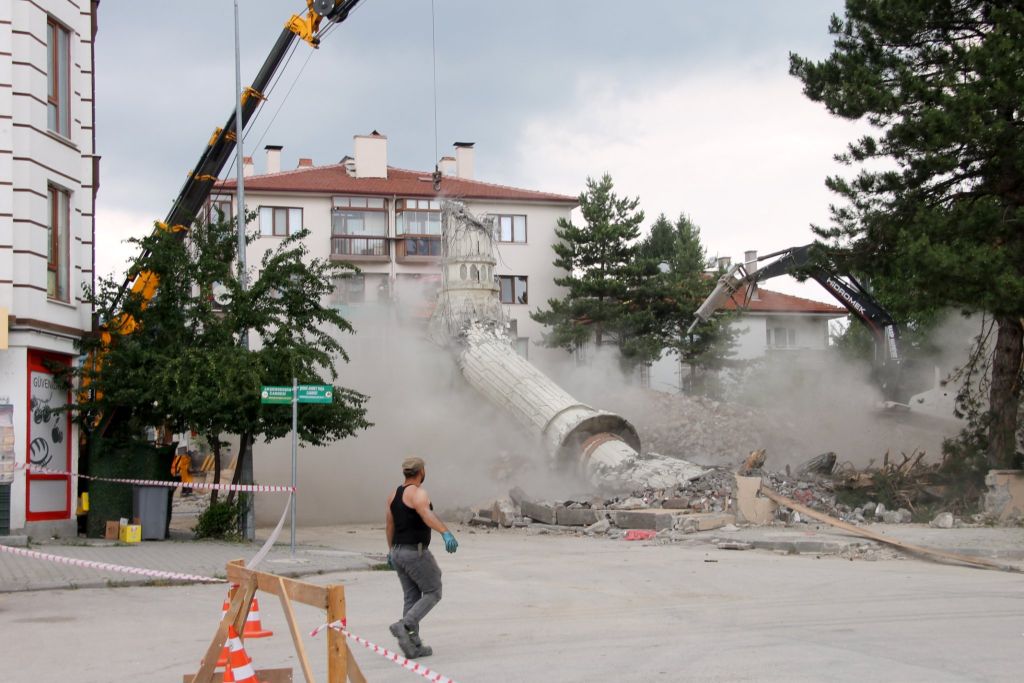 Minareyi işte böyle yıktılar