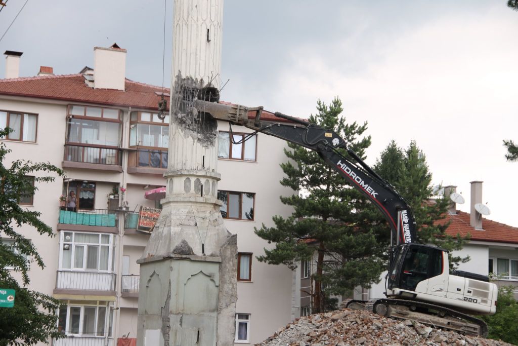 Minareyi işte böyle yıktılar